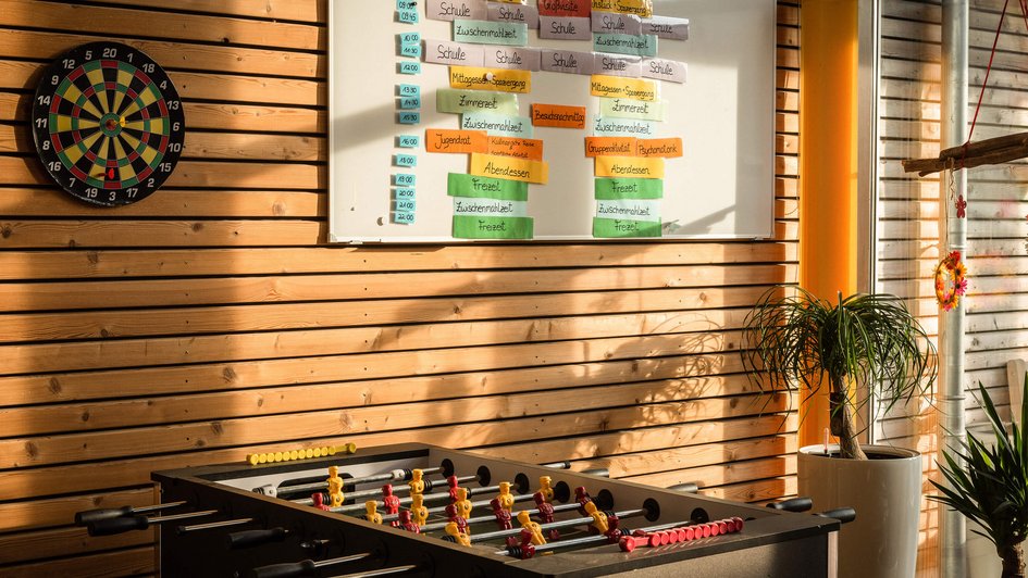 Tischkicker und Dartscheibe
