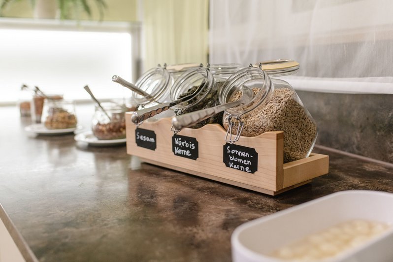 Sesam, Kürbis- und Sonnenblumenkerne stehen in Gläsern bereit