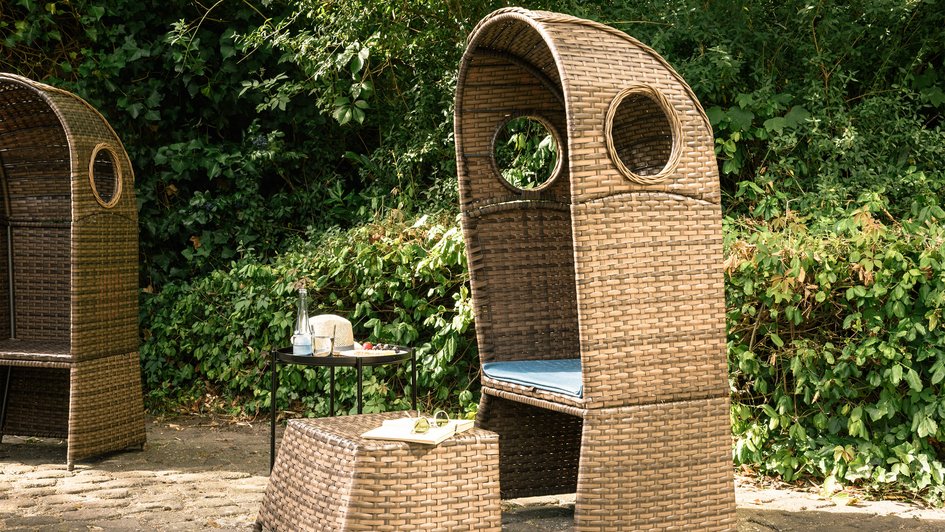 Sitzmöglichkeit in einem Garten mit Tisch