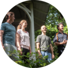 Gruppe vor einem Häuschen