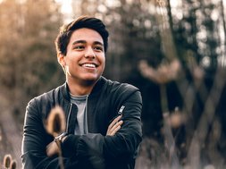 Artikel Depression Mann im Wald mit Jacke