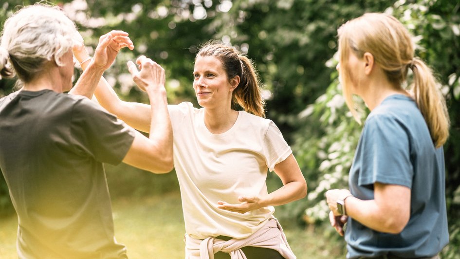 Gruppe von Frauen im Wald