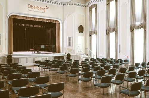 bestuhlter Kursaal der Oberberg Parkklinik Wiesbaden Schlangenbad
