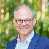 Portraitfoto Chefarzt Nils Bindeballe