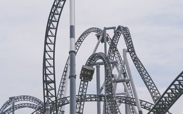 Bipolare Störung - Achterbahn mit dunklem Himmel im Hintergrund