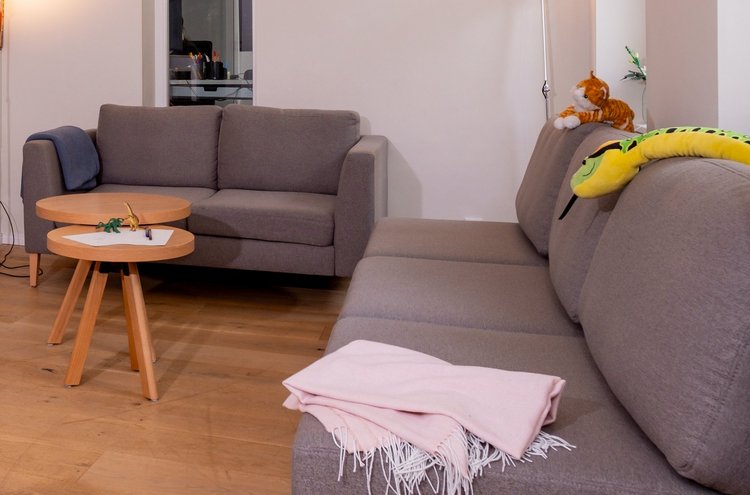 Aufenthaltsbereich mit Sitzmöglichkeiten und Spielen in der Oberberg Fachklinik Fasanenkiez