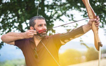 Artikel Vitamin D Mangel: Mann mit Bogen und Pfeil