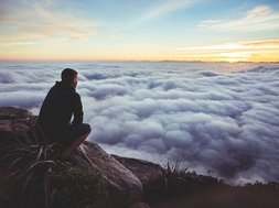 Artikel Depression Mann auf einem Berg