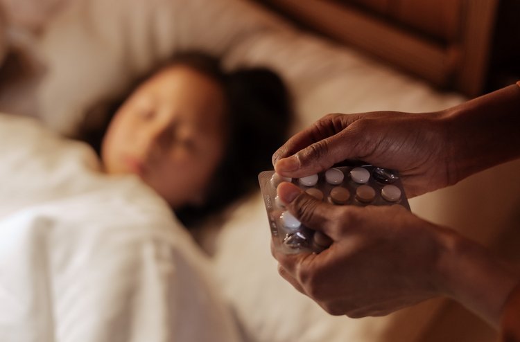 Erwachsener gibt Kind Tabletten