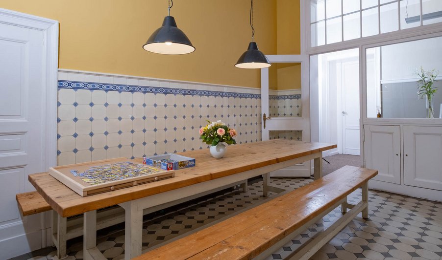 gemütlicher rustikaler Küchenbereich mit großem Tisch und Bänken