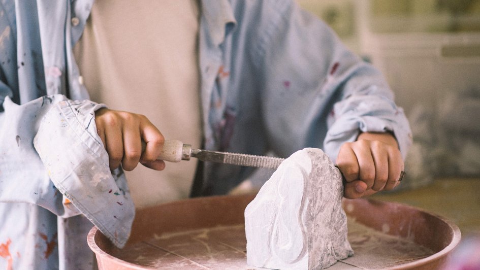 Patient bei der Kunsttherapie
