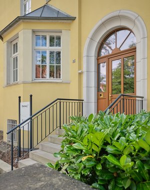 Eingangstür der Tagesklinik Hannover