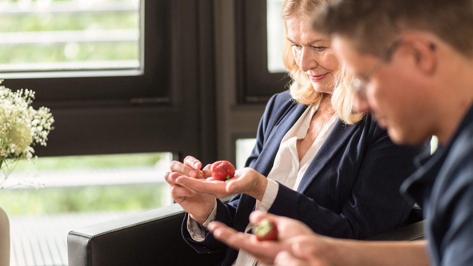 Mann und Frau mit Erdbeeren in der Hand
