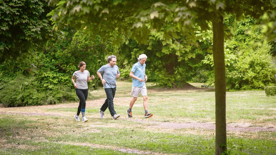 Gruppe läuft über ein Feld