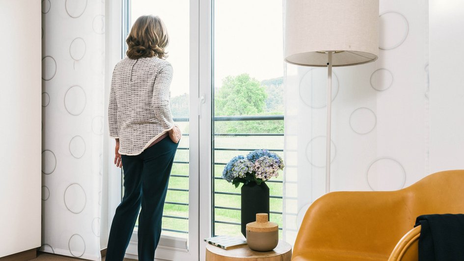 Frau vor einem Fenster