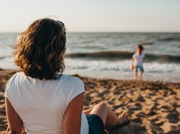 Blogartikel Essstörungen Frau am Strand