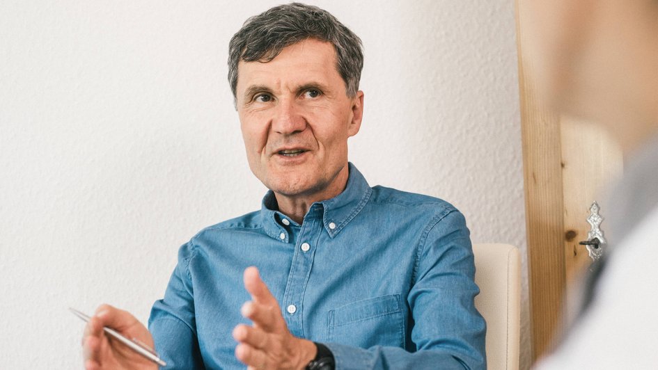 Therapeut mit Stift in der Hand