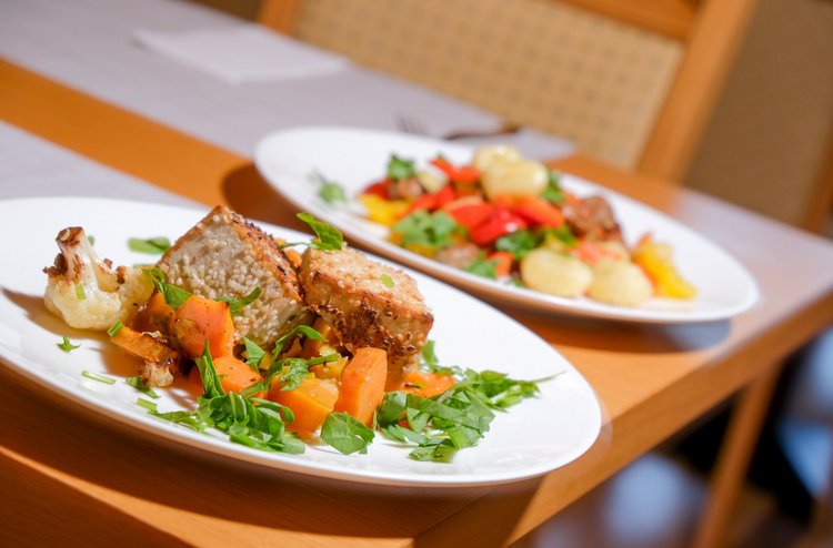 zwei Teller mit lecker angerichtetem Essen