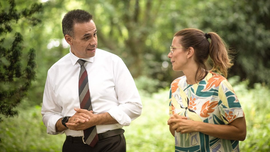 Dr. Jaroslav Malevani mit Patientin im Wald