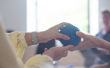 Artikel Psychotherapie Ball in einer Hand
