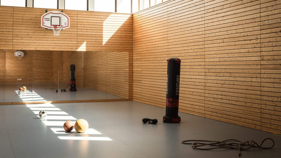 Sporthalle mit Fitnessgeräten