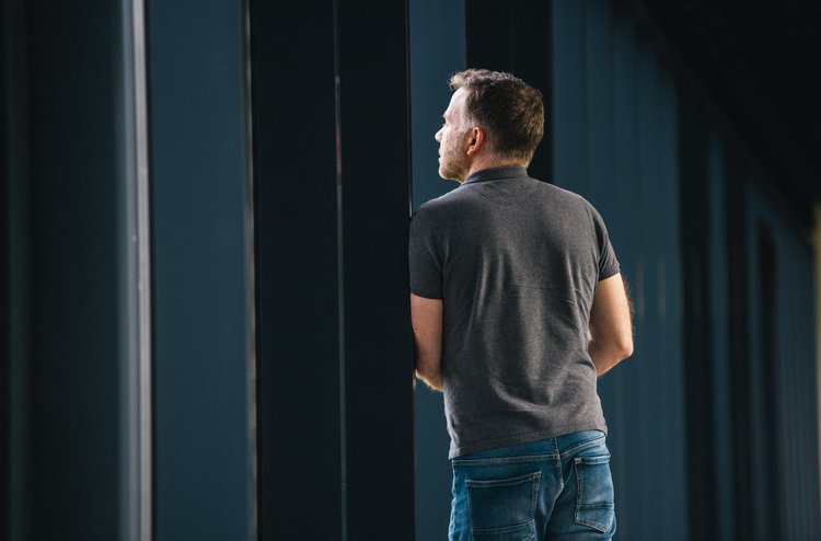 mann vor fenster