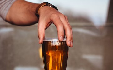Alkoholverzicht - Hand mit Bierglas