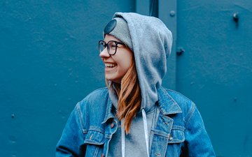 Artikel Essstörungen: Frau in blauen Klamotten vor einem blauen Hintergrund