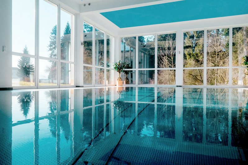 Einblick ins Schwimmmbad der Oberberg Fachklinik Scheidegg im Allgäu
