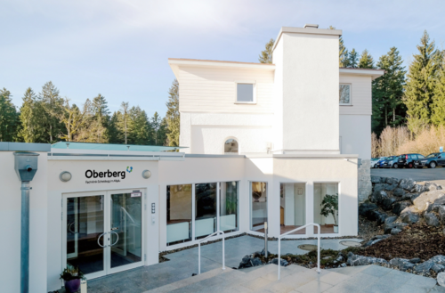 Außenansicht der Eingangsseite der Oberberg Fachklinik Scheidegg im Allgäu