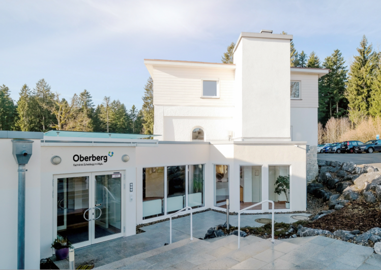 Außenansicht der Eingangsseite der Oberberg Fachklinik Scheidegg im Allgäu