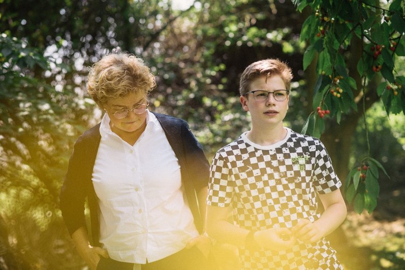 Atypischer Autismus: Junger Patient mit Therapeutin