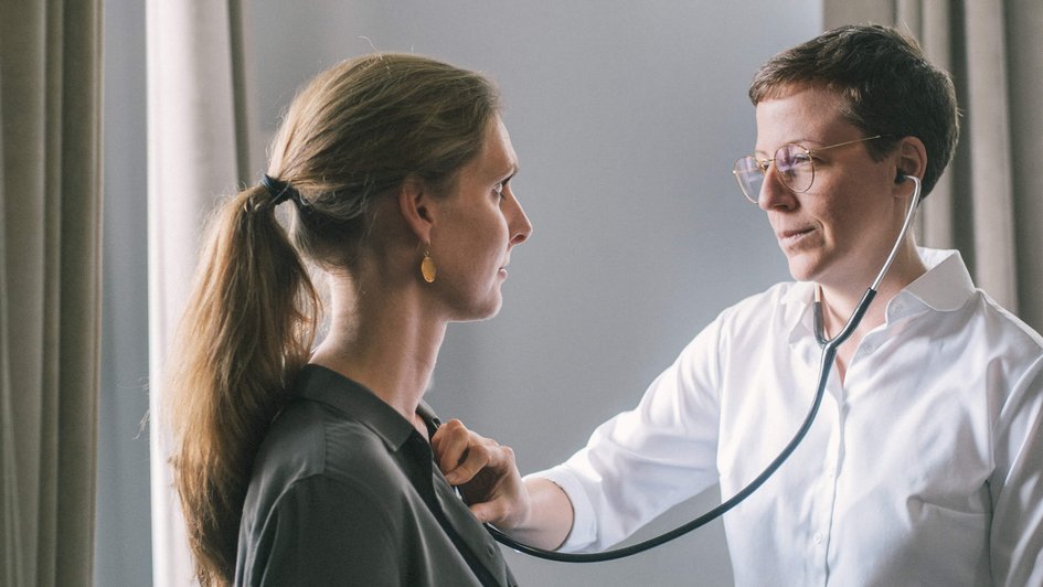 Oberberg Kliniken - Ärztin mit Stethoskop