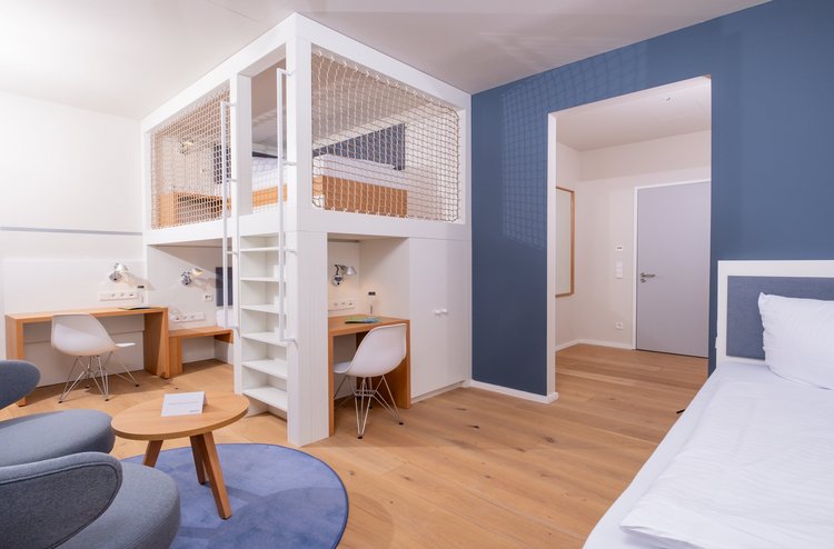 hell und gemütlich eingerichtetes Zimmer