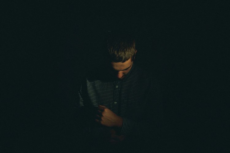 Artikel Zwangsstörungen: Ein Mann in der Finsternis