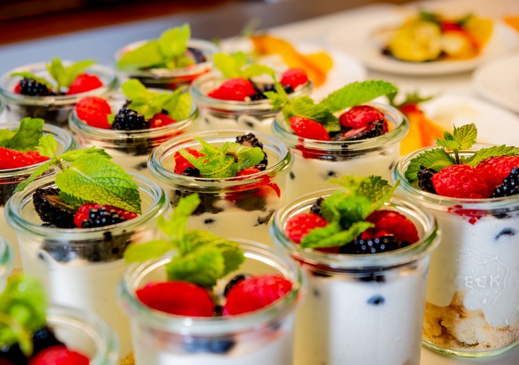 kleine Gläschen mit leckeren Dessert gefüllt