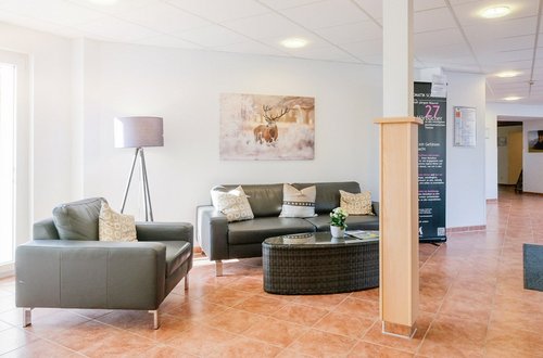 modern gehaltener Eingangsbereich der Oberberg Fachklinik Scheidegg