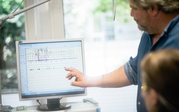 Achtsamkeit - Mann der auf einen Bildschirm zeigt