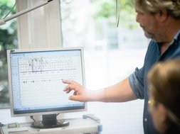 Achtsamkeit - Mann der auf einen Bildschirm zeigt