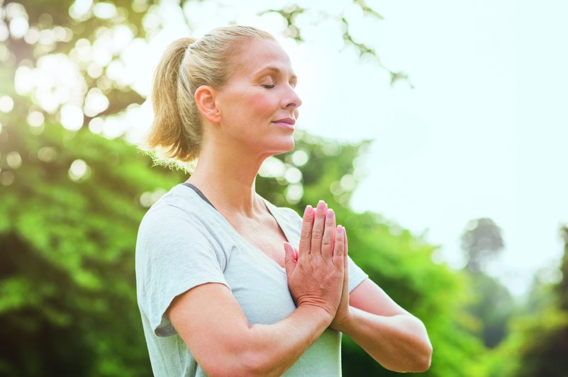 Frau beim Yoga im Freien