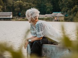 Artikel Stress Frau am Wasser