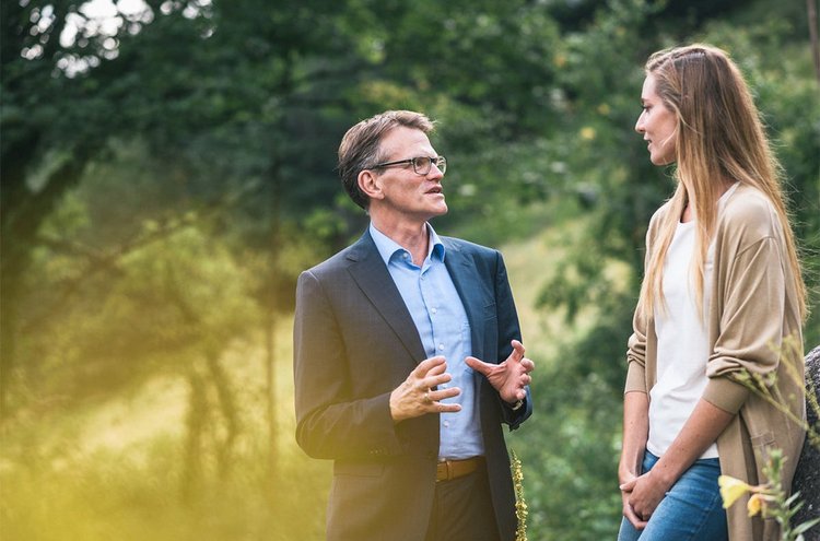 Artikel Schizophrenie: Therapeut mit Patient im Wald