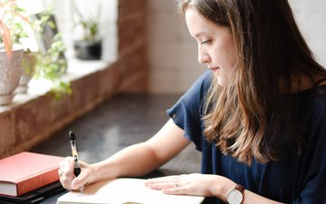 Artikel Therapietagebuch Frau mit Buch und Stift