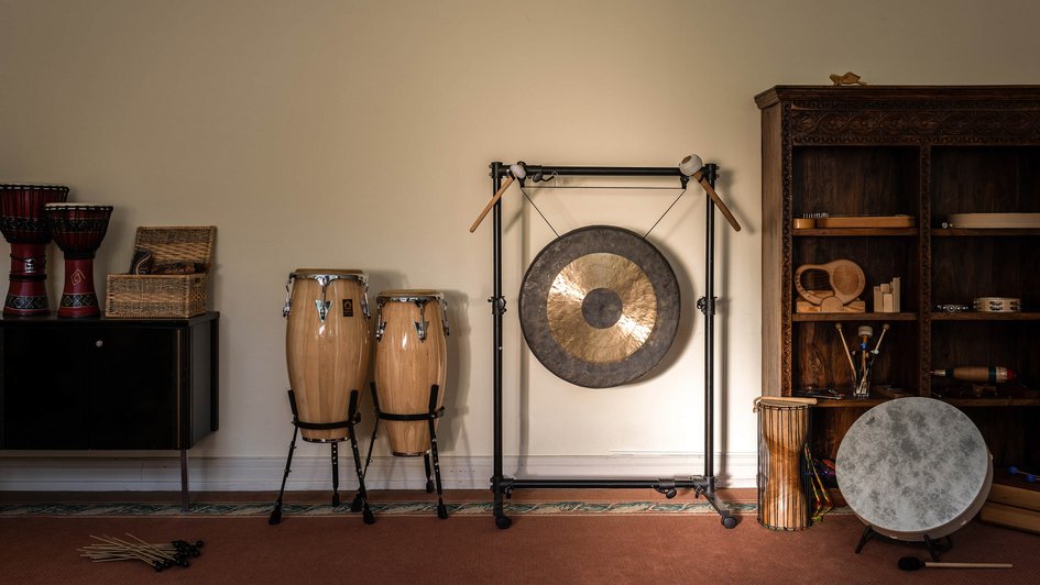 Musikzimmer mit verschiedenen Instrumenten