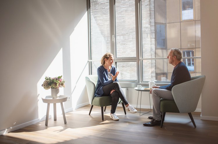 Mann und Frau im Gespräch