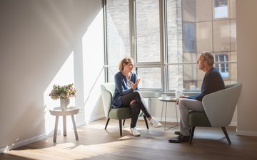 Frau mit Mann im Gespräch