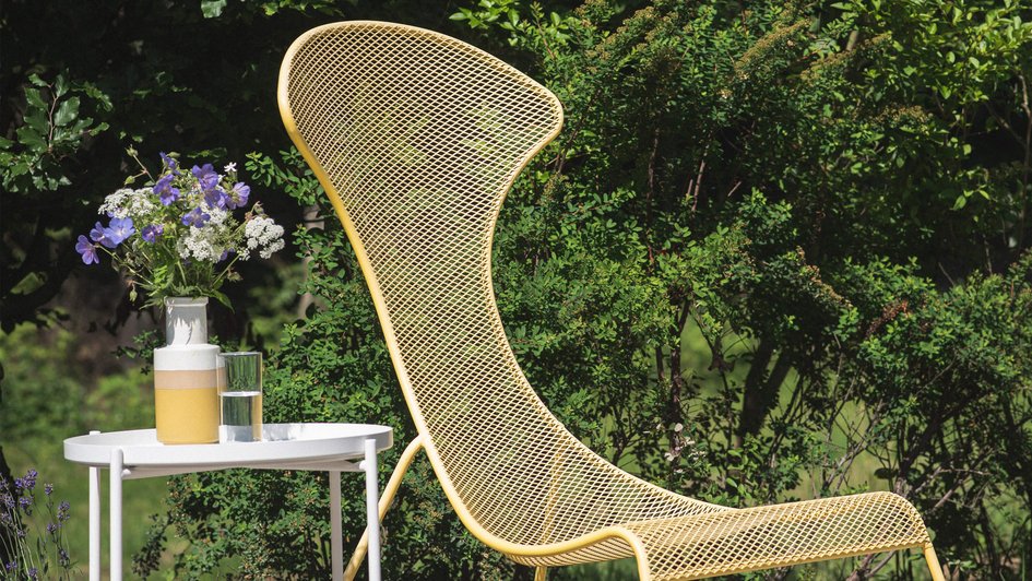 Stuhl auf einer Terrasse im Garten mit Beistelltisch