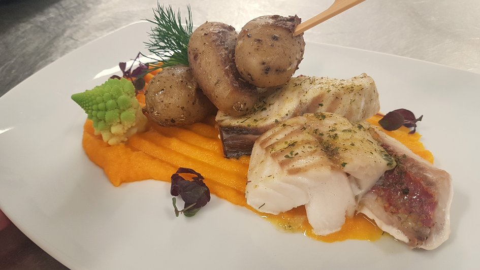 gesundes und ausgewogenes Essen mit Fisch und Kartoffeln