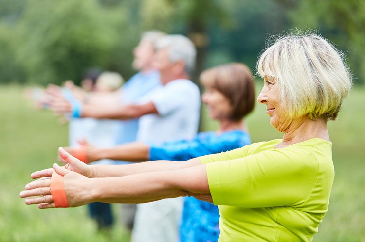 Gruppe an Rentnern mit elastischen Bändern in den Händen