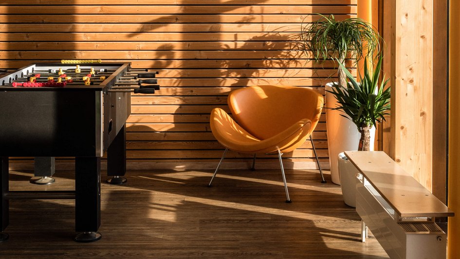 Gemeinschaftsraum mit Stuhl und Kickertisch Oberberg Fachklink Konraderhof